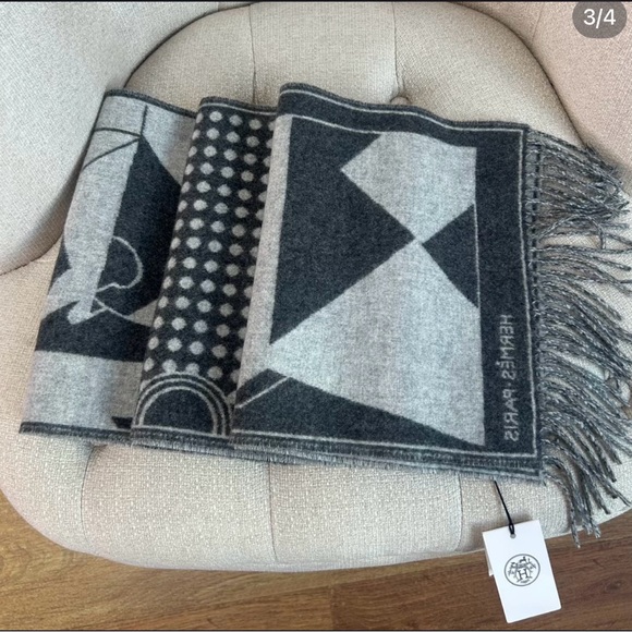 Hermes  Cashmere muffler new - Picture 5 of 6